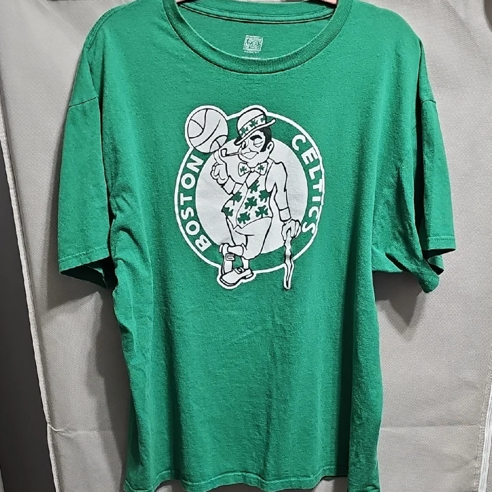 Green Boston Celtics T-Shirt - Picture 1 of 5